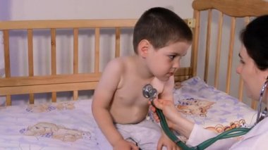 Steteskoplu bir çocuğun pediatrik muayenesi. Küçük çocuk ve çocuk doktoru..