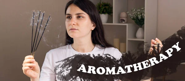 Bannière avec texte aromathérapie - femme tient un ensemble de bâtons aromatiques dans ses mains. Médecine alternative, traitement de la névrose et des maux de tête. — Photo