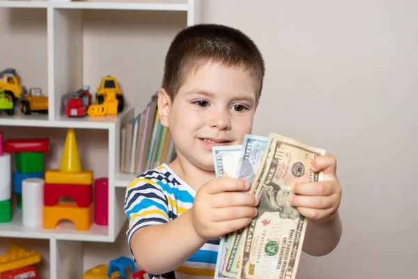 Čtyřleté dítě se učí počítat peníze. Finanční gramotnost a investiční výchova dětí — Stock fotografie