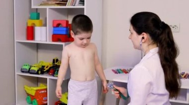 Çocuk doktoru 3-4 yaşındaki küçük bir çocuğun akciğerlerini ve kalbini düzeltecek. Pediatri, ev tabanlı doktor randevusu.