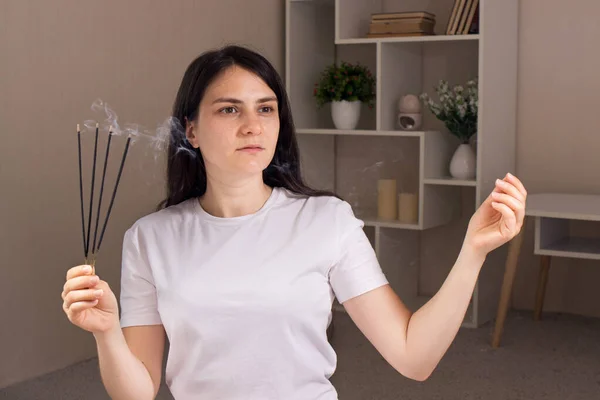 A woman holds a set of aromatic sticks in her hands. Aromatherapy, alternative medicine, treatment of neurosis and headache. — Stock Photo, Image