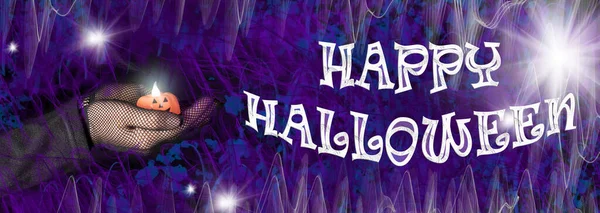 Banner Happy Halloween op een zwart blauwe achtergrond. Een vrouw houdt een gloeiende kaars zaklamp pompoen. — Stockfoto