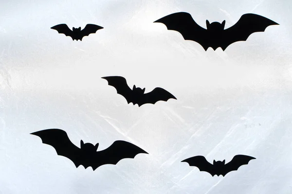 Figuras de morcegos pretos em um fundo branco para o Halloween. — Fotografia de Stock