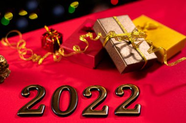 2022 figürlü güzel bir yeni yıl fotoğrafı ve arka planda bir tarafı olan kurdeleli hediyeler. Kaplan yılı, yerleşim planı, sihirli kart