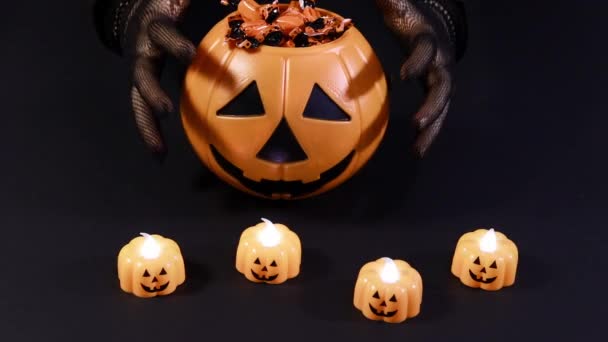 Ludzie Halloween, przygotowanie do świąt. Wiedźma bierze wiadro dyni ze słodyczami — Wideo stockowe
