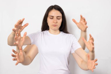 Beyaz tişörtlü, altı kollu esmer bir kadın. Bir sürü el, meditasyon gözleriniz kapalı..