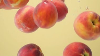 Taze şeftaliler berrak suya sıçrıyor Yavaş Harekete geçiyor