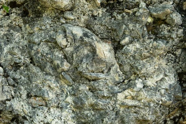 Yıpranmış Taş Duvar dokusu çatlakları ve doğal desenleri gösteriyor..