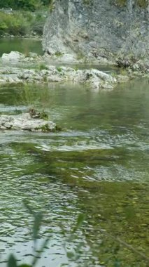 Huzurlu Dağ Nehri Vadiden Sakince akıyor.