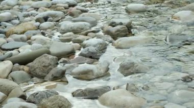 Yavaş Çekimde Rocky Bottom ile Kristal Nehir Akışı.