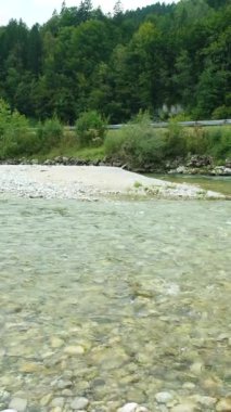 Dikey Yavaş Nehir Akışı, Temiz Su, Kayalık Kıyı