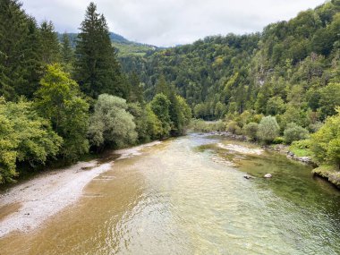 Huzurlu Dağ Nehri Vadiden Sakince akıyor.