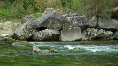 Yavaş Çekimde Güzel Alp Nehri, Kristal berrak Su Akışı.