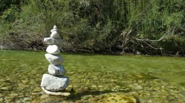 Cairn Kulesi Nehir kıyısında duruyor Yavaş Çekimde.