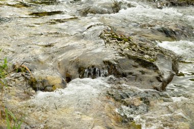 Nehir Kayalık Altında Akıyor, Doğal Su Arkaplanı.