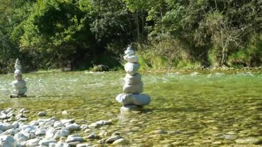 Riverside 'daki birçok Cairn Harmony ve Stillness' i temsil ediyor..