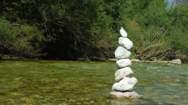 Doğada Akan Su Yakınındaki Kaya Cairn 'in Huzurlu Yavaş Hareketi.