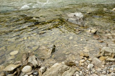 Nehir Kayalık Altında Akıyor, Doğal Su Arkaplanı.