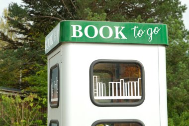 Kitap hazır. Okuyucular için ücretsiz halk kitapları olan sokak kitap paylaşım büfesi.