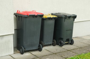 Avrupa 'da çöp ayıklama. Farklı çöp türleri için renkli kapaklı çöp tenekeleri.
