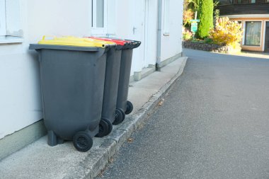 Avrupa 'da çöp ayıklama. Farklı çöp türleri için renkli kapaklı çöp tenekeleri.