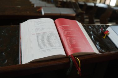 Katolik Kilisesi 'nde Açık İncil. 18 Ekim 2025, Goestling an der Ybbs, Avusturya.