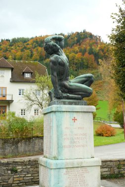 Avusturya 'da 1. Dünya Savaşı Anıt Heykeli. 18 Ekim 2025, Hollenstein an der Ybbs, Avusturya.