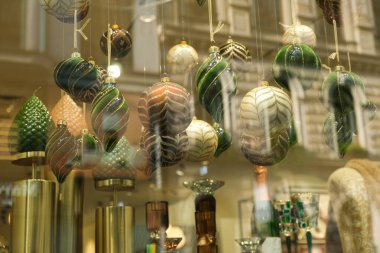 Bir Mağaza Penceresinde Asılı Lüks Noel Süslemeleri