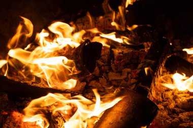 Kerestelerin Yoğun Sarı ve Turuncu Alevlerle Yakılması
