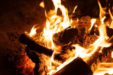 Kerestelerin Yoğun Sarı ve Turuncu Alevlerle Yakılması