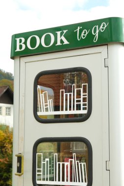 Kitap hazır. Okuyucular için ücretsiz halk kitapları olan sokak kitap paylaşım büfesi.