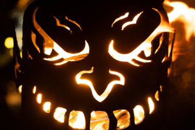 Avrupa 'da Krampus Festivali. Yanan baş, gece yanan alev.