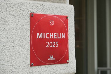 Michelin Rehberi 2025 bir Restoran Dış Duvarında sergilendi. 22 Kasım 2025 Viyana, Avusturya