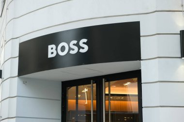 Modern Beyaz Bina 'da Patron Moda İşareti. 22 Kasım 2025 Viyana, Avusturya.