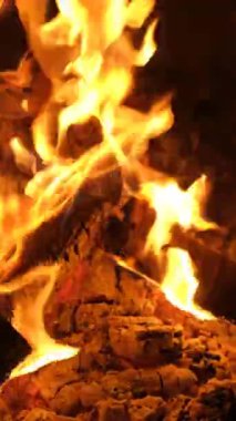 Yoğun Sarı ve Turuncu Alevlerle Yanan Kütüklerin Yavaş Hareketi