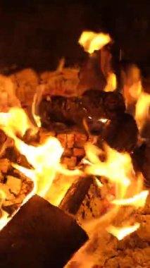 Yoğun Sarı ve Turuncu Alevlerle Yanan Kütüklerin Yavaş Hareketi