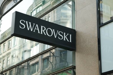 Modern Bina Cephesi 'nde Swarovski Mücevherat ve Kristal Mağaza İşareti. 22 Kasım 2025 Viyana, Avusturya