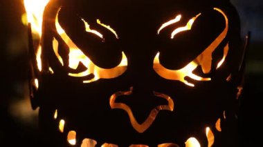 Krampus Festivali Dekorasyonu. Gerçek Ateş Yavaş Hareketli Korkunç Maske.