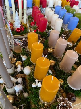 Markette bir sürü Noel mumu var. Tatil alışverişi..