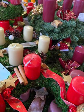 Markette bir sürü Noel mumu var. Tatil alışverişi..