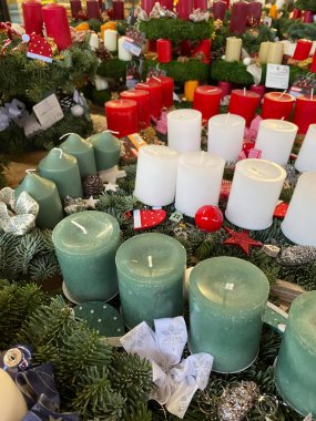 Markette bir sürü Noel mumu var. Tatil alışverişi..