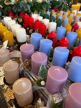 Bayram Mevsimi Dekorasyonu için Şenlik Mumları ve Süslerinin Dikey Yakın Çekimi