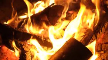Yoğun Sarı ve Turuncu Alevlerle Yanan Kütüklerin Yavaş Hareketi
