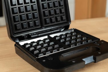 Viyana ve Belçika waffle 'ı yapmak için elektrikli waffle ızgarası..