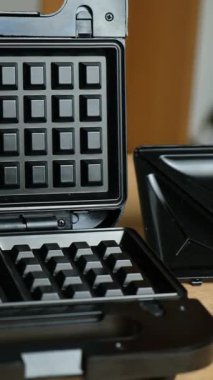 Viyana ve Belçika waffle 'ı yapmak için elektrikli waffle ızgarası..