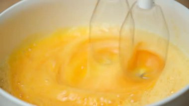 Yumurtaları şekerle çırpma işlemi mikserle, yakın plan, hamur yapma.