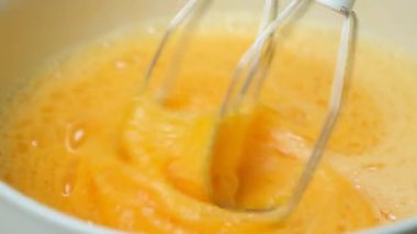 Yumurtaları şekerle karıştırıcı ile çırpma işlemi, yavaş çekim, hamur yapmak