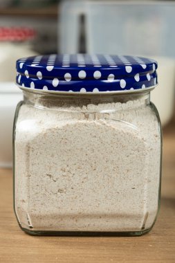 Sağlıklı hamur yapmak için cam kavanozda tam buğday unu.