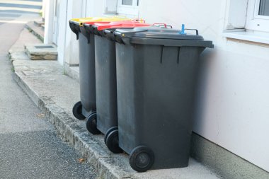 Avrupa 'da çöp ayıklama. Farklı çöp türleri için renkli kapaklı çöp tenekeleri.