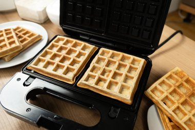 Yemek pişirme süreci. Modern bir mutfak aletinde lezzetli Viyana Waffle 'ları